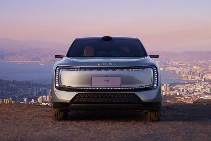 Кроссовер AUDI E7X показал свой роскошный интерьер