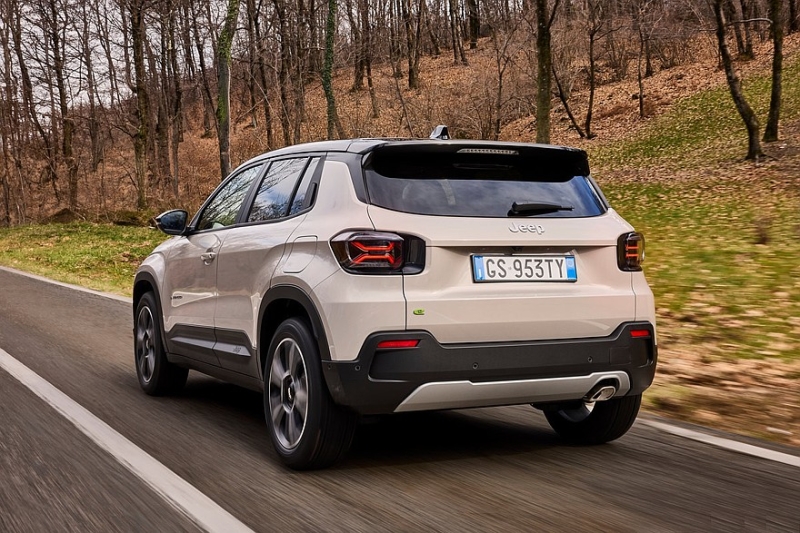 Кроссовер Jeep Avenger готовится к рестайлингу: первые официальные фото