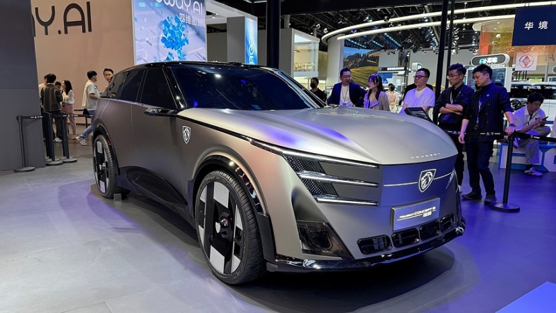 Марка Peugeot показала в Пекине потенциального преемника модели 508 и большой SUV