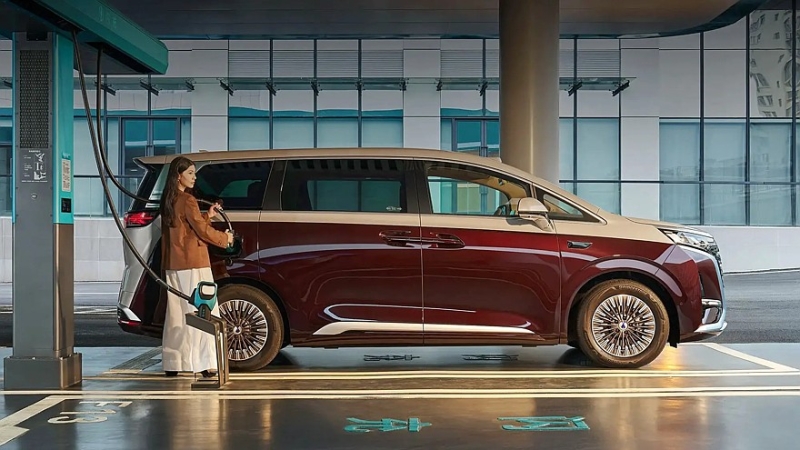 Обновлённый минивэн Denza D9 выходит на рынок: новая техника и до 10 экранов в салоне