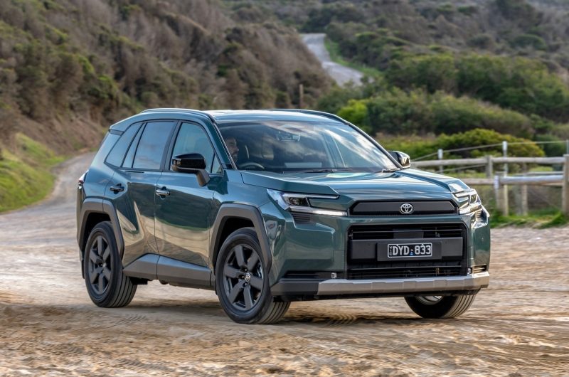 Toyota не планирует переводить актуальный кроссовер RAV4 на электротягу