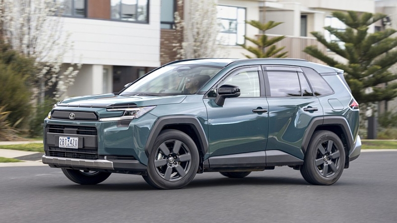 Toyota не планирует переводить актуальный кроссовер RAV4 на электротягу