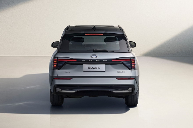 Кроссовер Ford Edge L готовится к рестайлингу: фото без камуфляжа