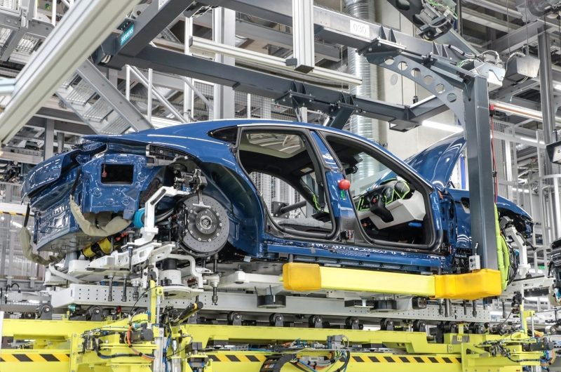 Porsche приостанавливает производство семейства Taycan из-за низкого спроса