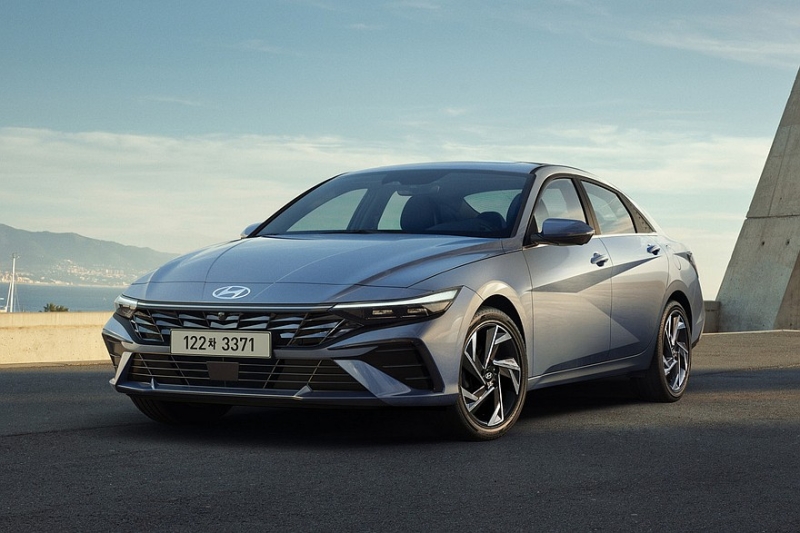Седан Hyundai Elantra кардинально сменил имидж в новом поколении