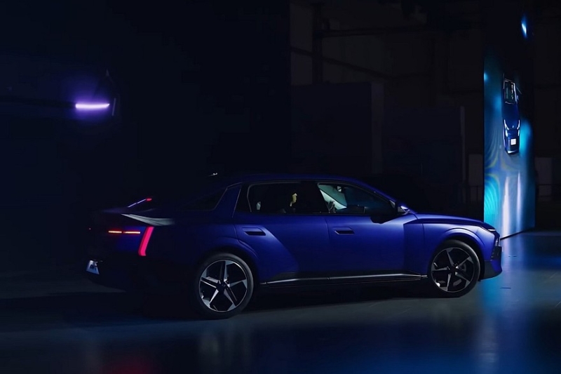 Седан Hyundai Elantra нового поколения с крутым дизайном показали живьём