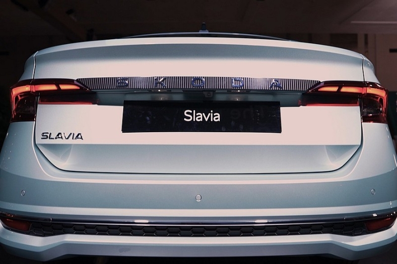 Бюджетный седан Skoda Slavia пережил рестайлинг: другие экраны, массажёр и новый автомат
