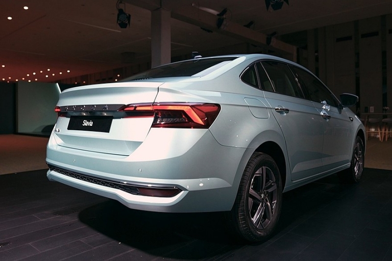 Бюджетный седан Skoda Slavia пережил рестайлинг: другие экраны, массажёр и новый автомат