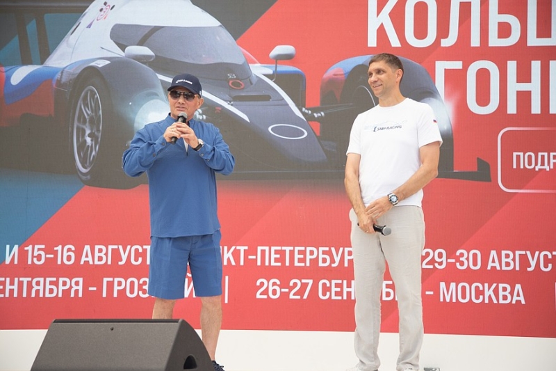 Гонка на российском болиде в самом центре Москвы