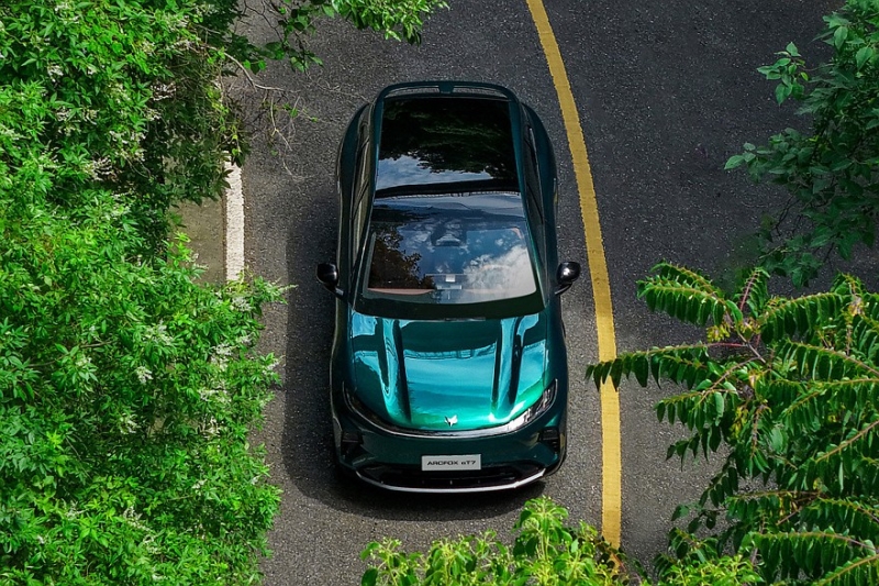 Кроссовер Arcfox Alpha T7 со спортивным имиджем от BAIC: показан интерьер