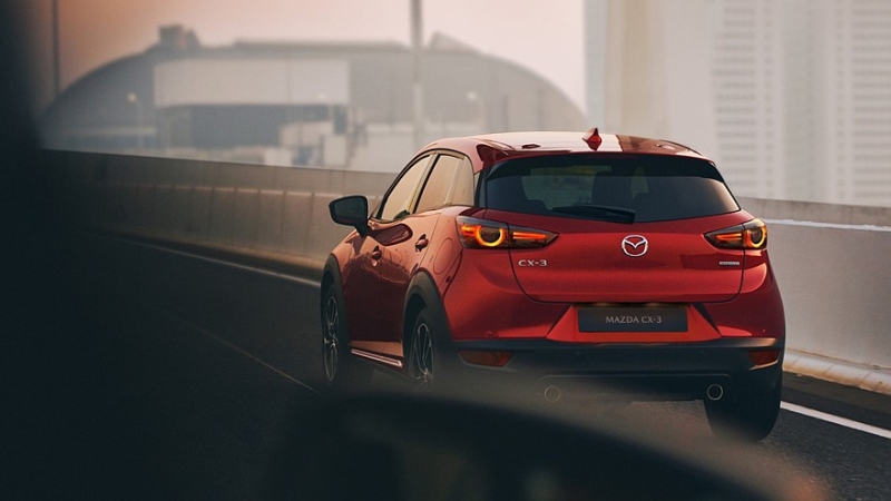Mazda анонсировала паркетник CX-3 следующего поколения: первый тизер