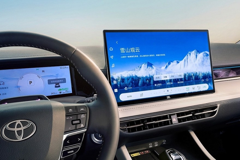 Обновлённая Toyota Camry: увеличенный экран, &laquo;хрусталь&raquo; и кое-что ещё