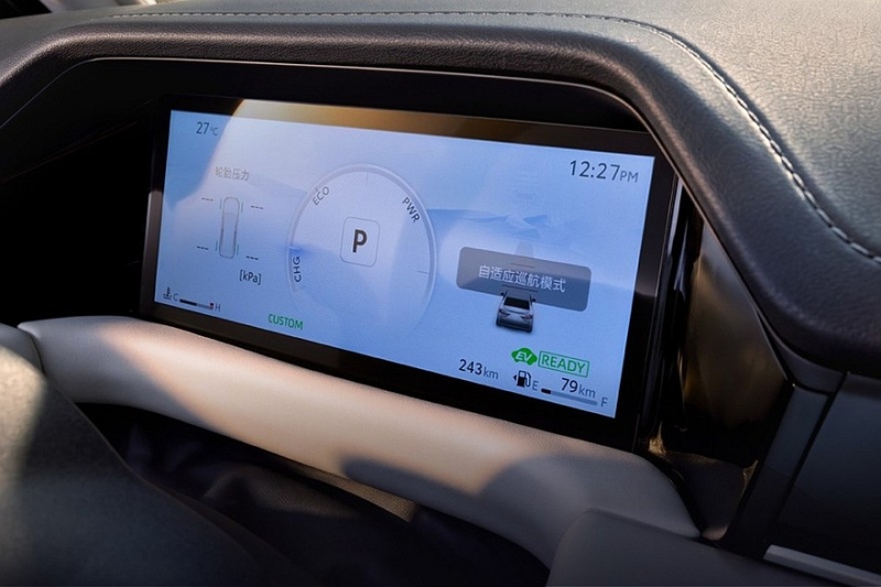 Обновлённая Toyota Camry: увеличенный экран, &laquo;хрусталь&raquo; и кое-что ещё