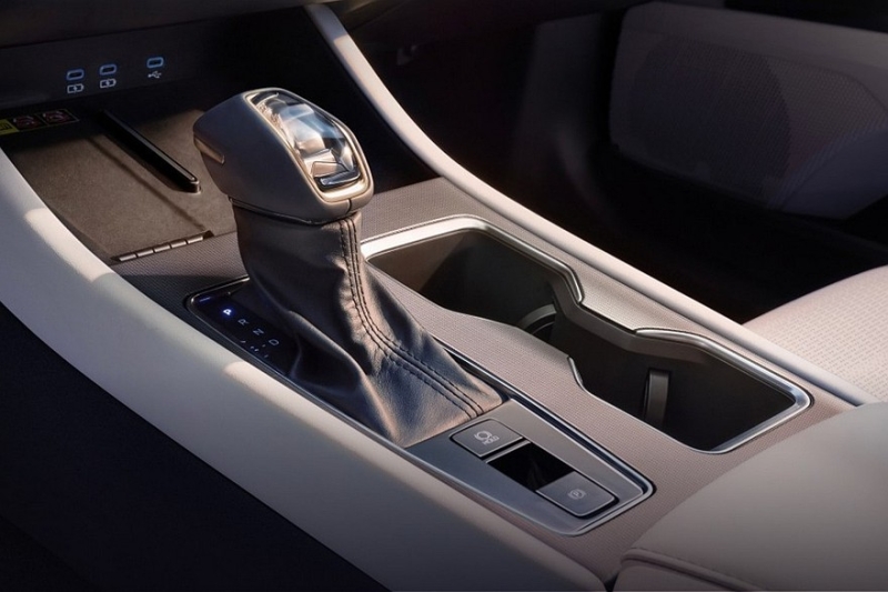 Обновлённая Toyota Camry: увеличенный экран, &laquo;хрусталь&raquo; и кое-что ещё