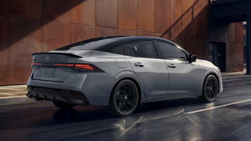 Седан Nissan Sentra слегка обновился и получил &laquo;затемнённую&raquo; версию