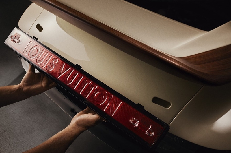 Singer повышает градус роскоши своих рестомодов через сотрудничество с Louis Vuitton