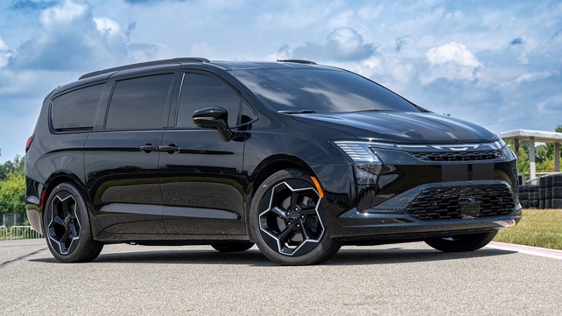 Stellantis подготовил пару концептов на базе обновлённого минивэна Chrysler Pacifica