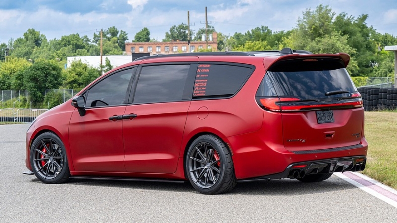 Stellantis подготовил пару концептов на базе обновлённого минивэна Chrysler Pacifica