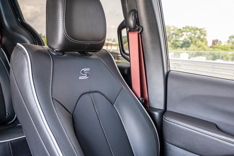 Stellantis подготовил пару концептов на базе обновлённого минивэна Chrysler Pacifica