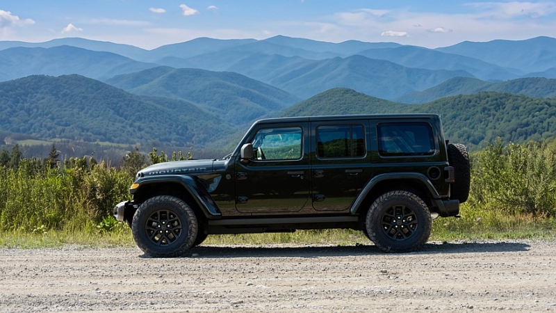 У внедорожника Jeep Wrangler появилась &laquo;затемнённая&raquo; версия Smoky Mountain