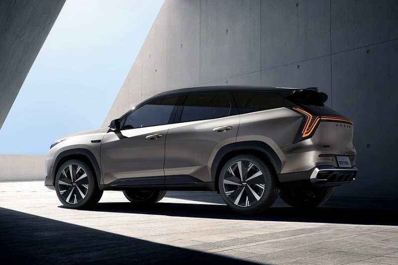 Бензиновый Geely Atlas: корректировка внешности, новый мотор и расширенное оснащение