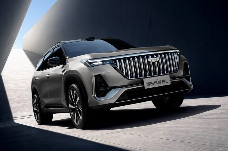 Бензиновый Geely Atlas: корректировка внешности, новый мотор и расширенное оснащение