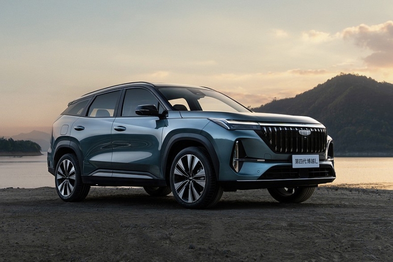 Бензиновый Geely Atlas: корректировка внешности, новый мотор и расширенное оснащение