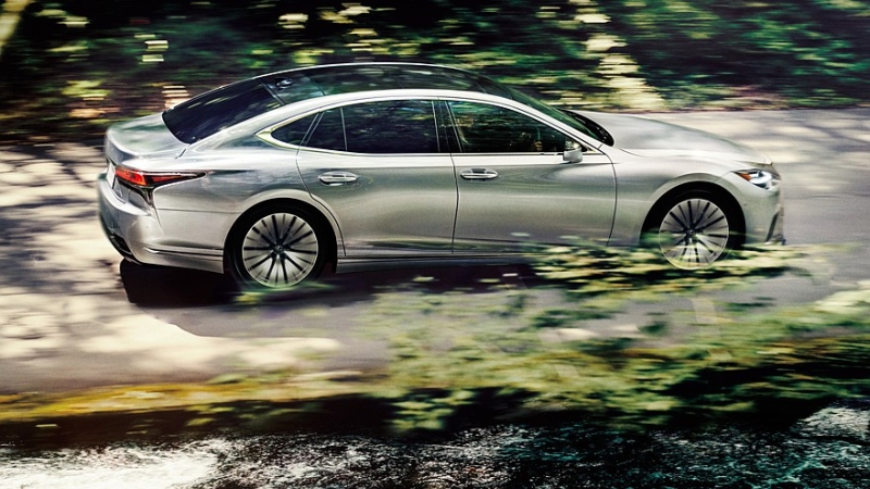 Флагманский седан Lexus LS получил несколько обновок, цены известны