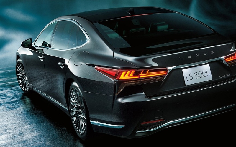 Флагманский седан Lexus LS получил несколько обновок, цены известны