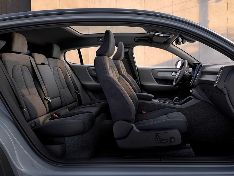Компактные кроссоверы Volvo XC40, EX40 и EC40 пережили долгожданный рестайлинг