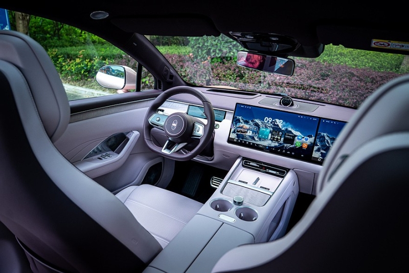 Купеобразный кроссовер Luxeed R7 от Chery и Huawei получил новый салон, скоро в продаже