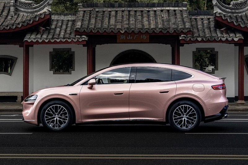 Купеобразный кроссовер Luxeed R7 от Chery и Huawei получил новый салон, скоро в продаже