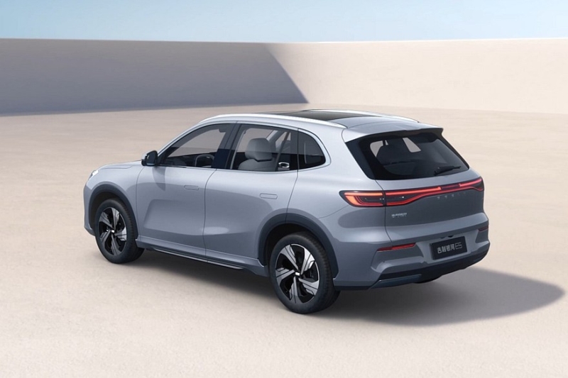 Обновлён Geely Galaxy E5, он же EX5 в России: богаче и мощнее, теперь с задним приводом