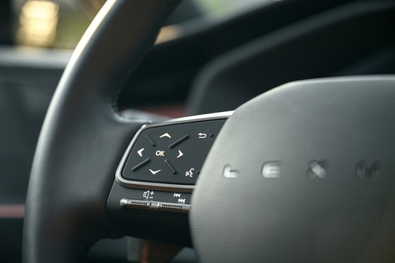 Обновлённый Lexus NX: упрощённый салон с парфюмом и настроенное на Нюрбургринге шасси