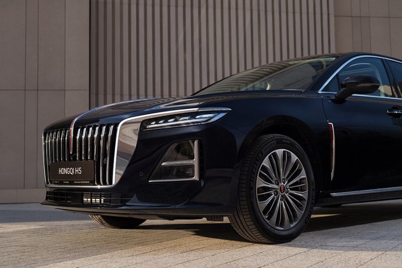 Обновлённый седан Hongqi H5 стартует в России: объявлена цена