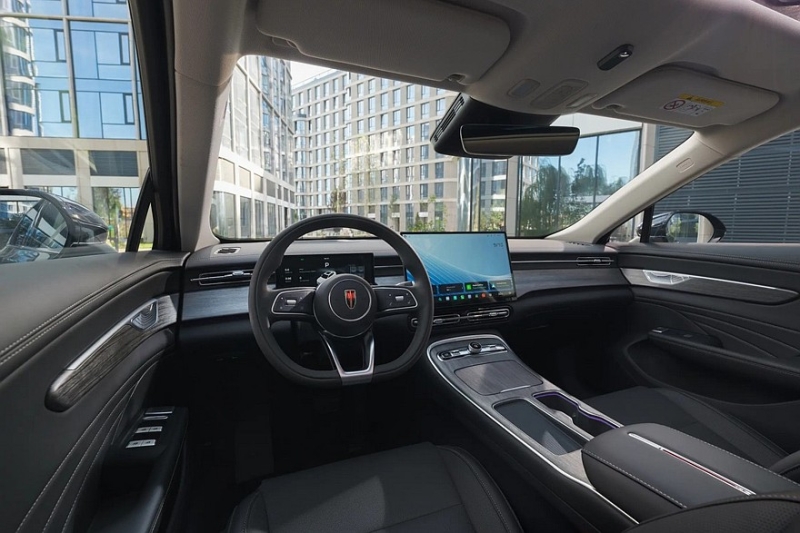 Обновлённый седан Hongqi H5 стартует в России: объявлена цена