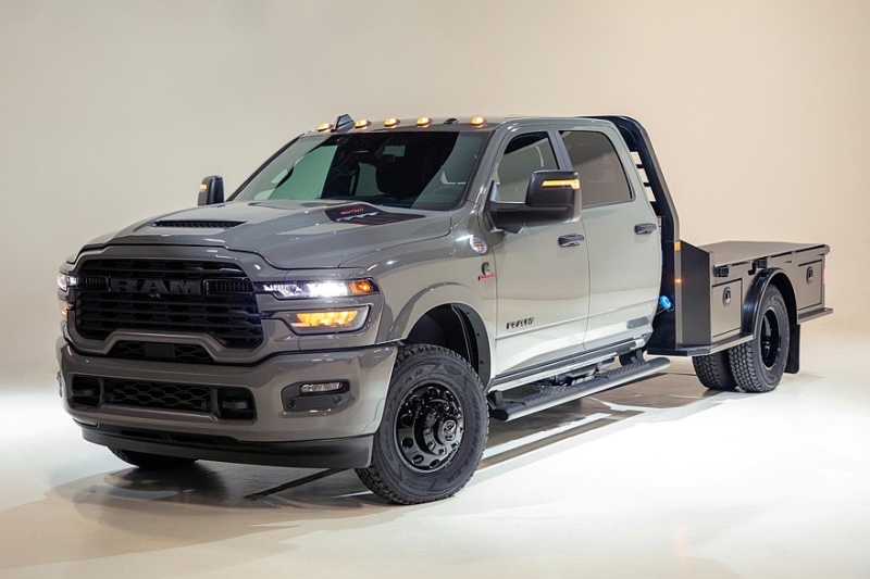Ram Chassis Cab Night Edition: стильный ночной работяга с паровозной тягой