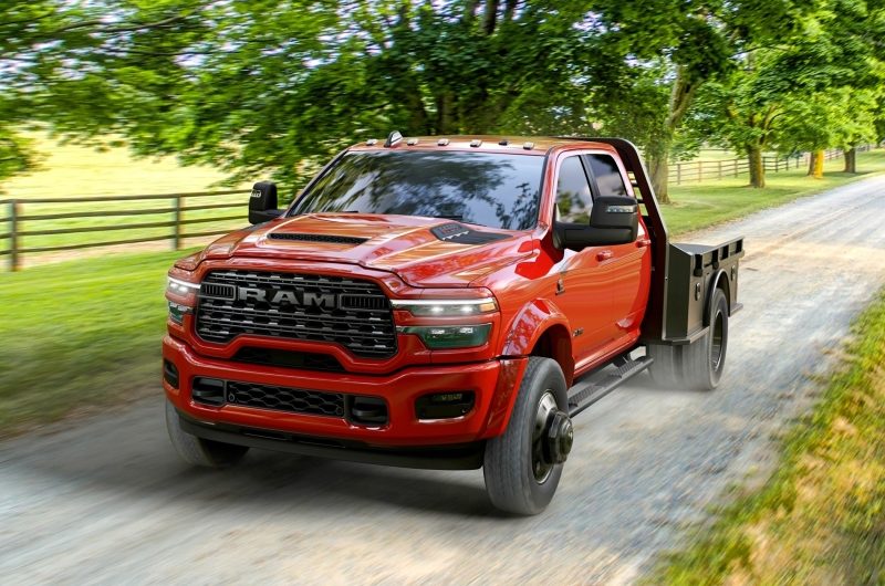 Ram Chassis Cab Night Edition: стильный ночной работяга с паровозной тягой