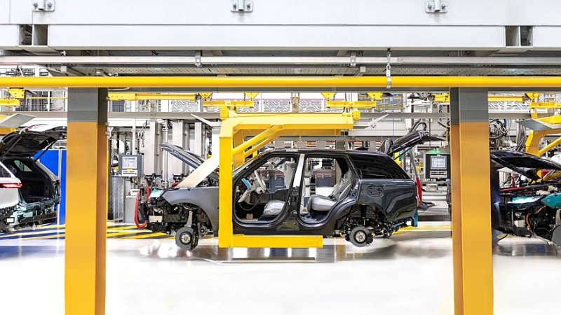 Range Rover Electric полностью рассекречен: средние характеристики за бешеные деньги