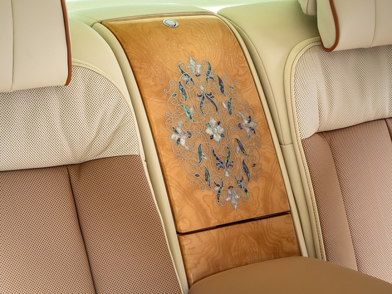 Rolls-Royce создал уникальный Phantom Hummingbird с инкрустацией из ракушек