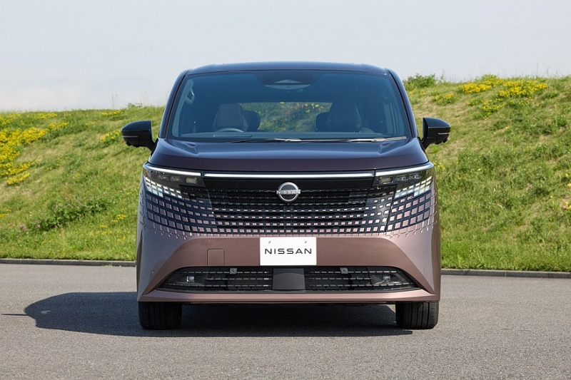 Минивэн Nissan Elgrand нового поколения показали живьём перед скорым запуском