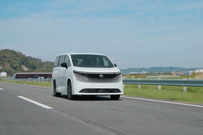 Минивэн Nissan Elgrand нового поколения показали живьём перед скорым запуском