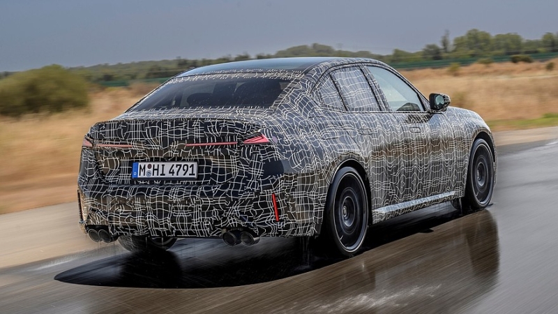 Новая бензиновая &laquo;трёшка&raquo; BMW готовится к премьере: дрифт-режим и дизайн в стиле i3
