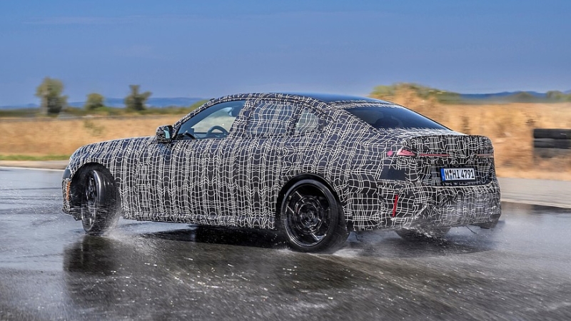 Новая бензиновая &laquo;трёшка&raquo; BMW готовится к премьере: дрифт-режим и дизайн в стиле i3