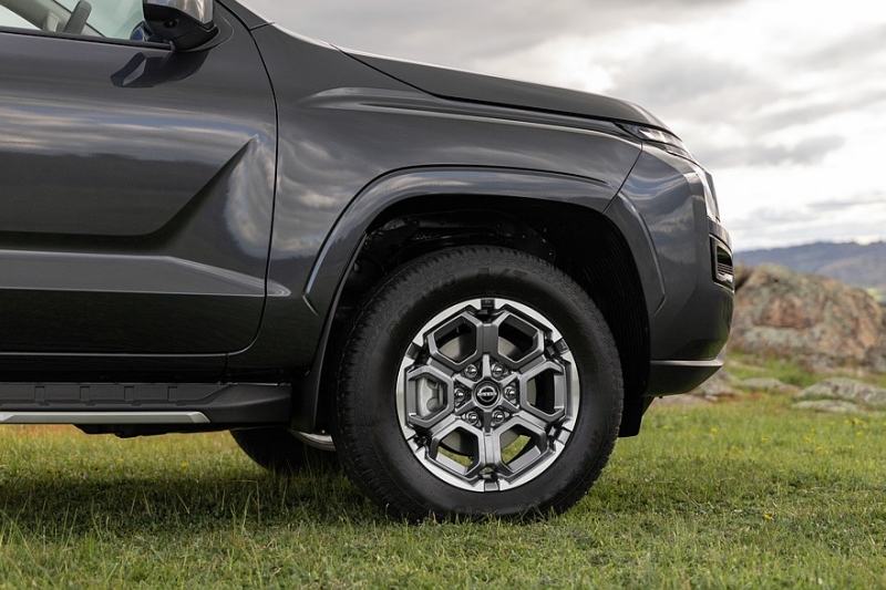 Новый пикап Nissan Navara на базе Mitsubishi L200: топовый дизель и только полный привод