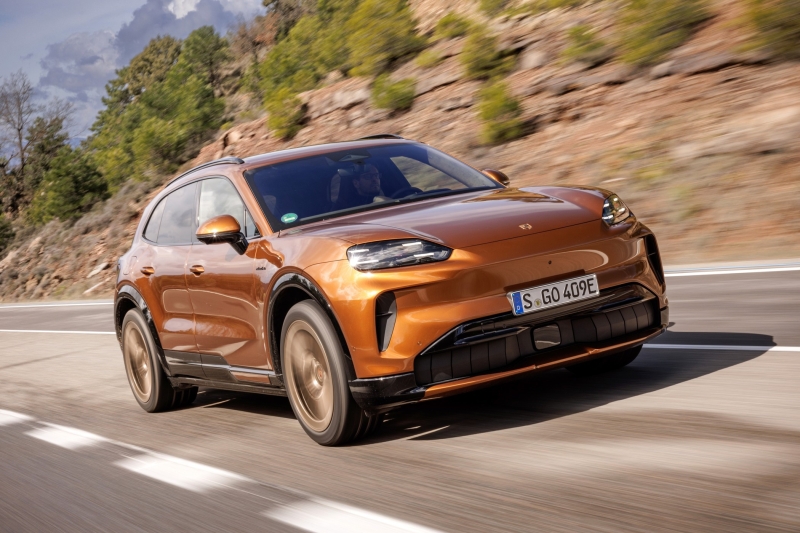 Обновки для Porsche Cayenne Electric: аудиомассаж, электродвери и зарядка без розетки