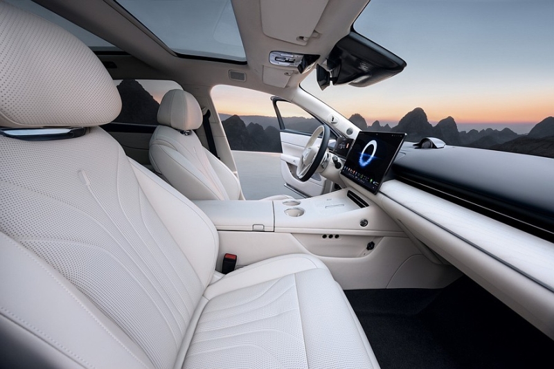 Роскошный полноприводный седан Voyah Passion L: продажи начались