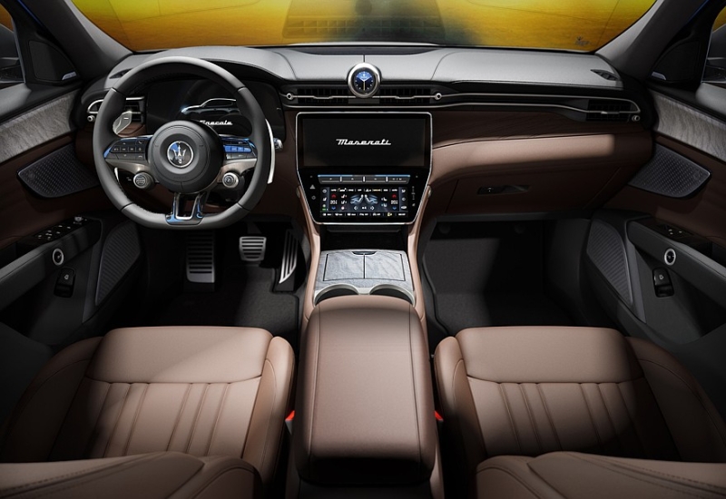 У кроссовера Maserati Grecale появилась новая роскошная спецверсия Lumina Blu