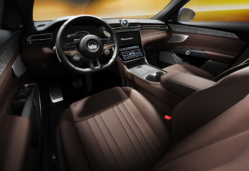 У кроссовера Maserati Grecale появилась новая роскошная спецверсия Lumina Blu