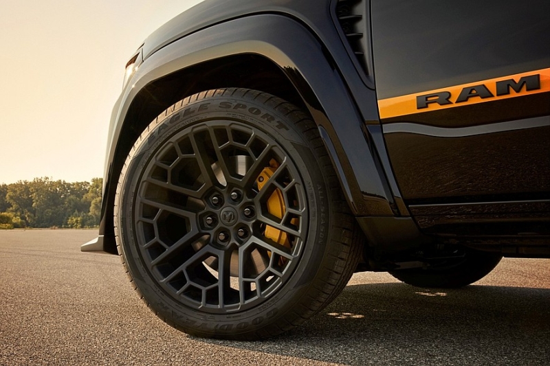 Заводской тюнинг для Ram 1500 Rumble Bee: большие &laquo;мясорубки&raquo;, подвеска, выхлоп, декор